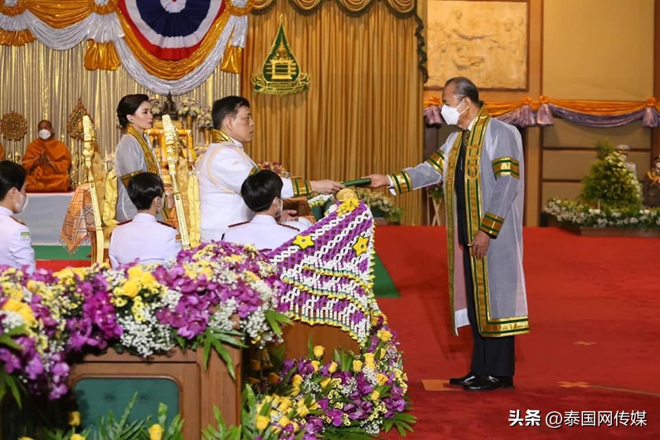 泰国公主颁发毕业证,泰国国王授予毕业证