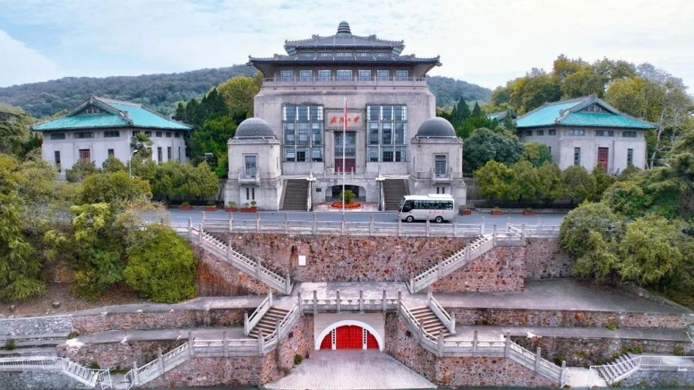 江湖风云起，群英临天下！看百卅武大，横刀立马，仗剑天涯！