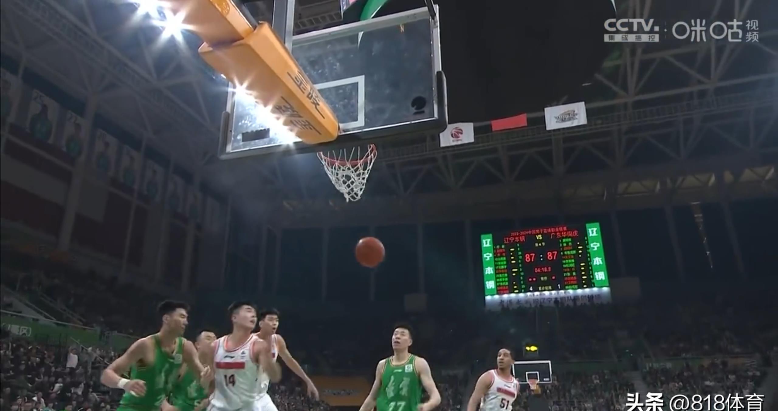 张镇麟暴扣惊呆解说,张镇麟沉肩撞沃特斯视频