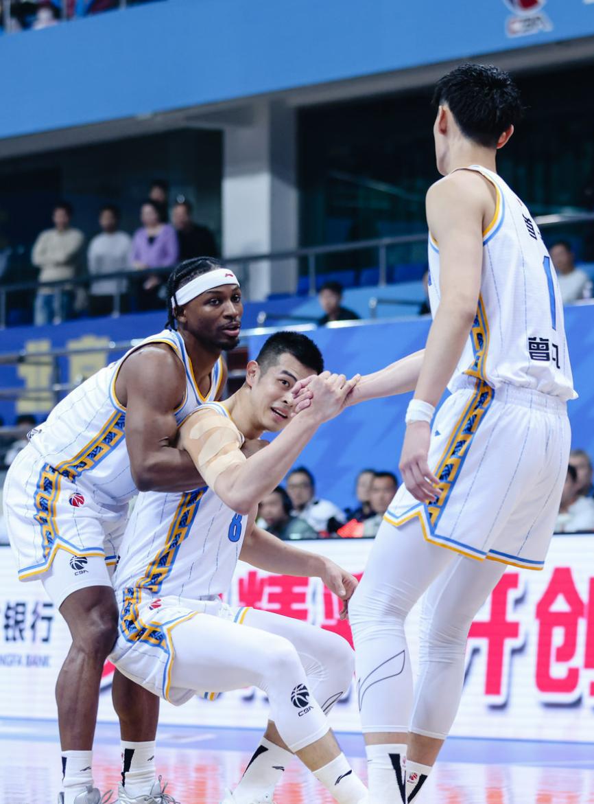 京城的篮筐被砸变形了吧，解立彬的战术板是公开的秘密