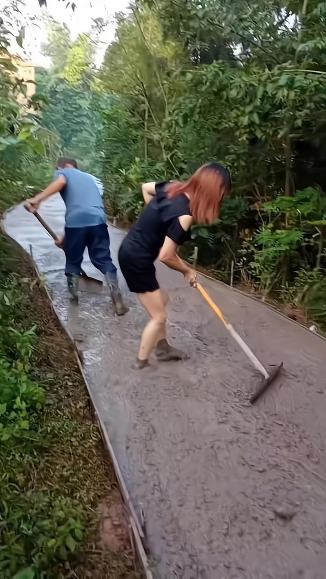 女大学生回老家修路,女大学生回村修路