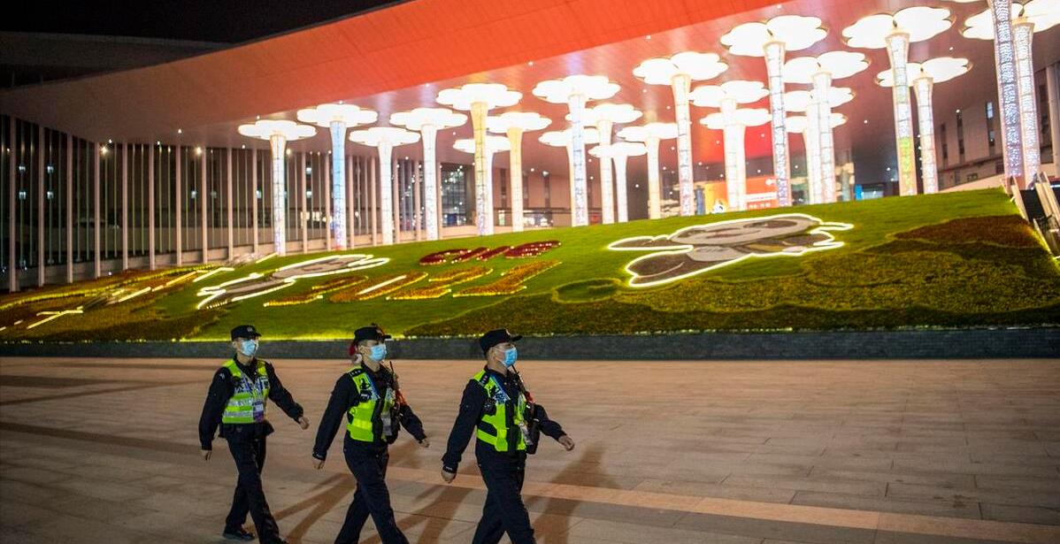 女孩早上爬墙去约会，私密处被保安倒刺刺伤，女孩：好尴尬