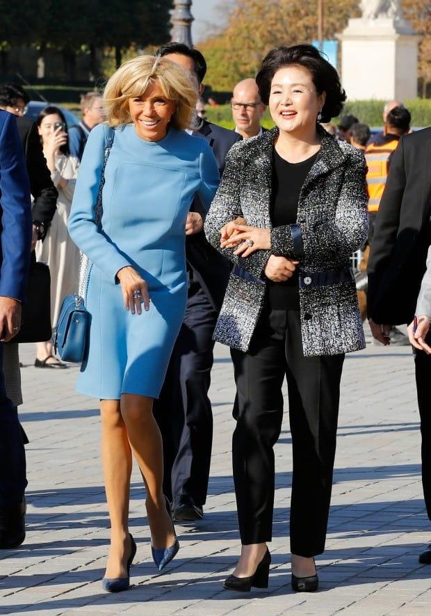 文在寅夫人奢侈品,韩国文在寅夫人42套大衣图片