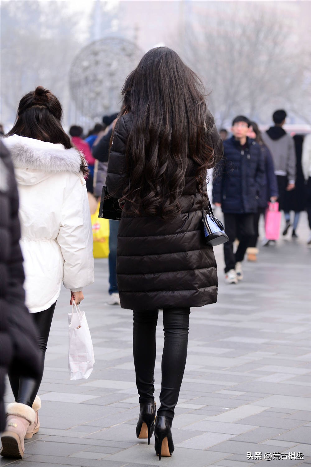 穿短靴出门,短靴配裙子轻松显气质时尚