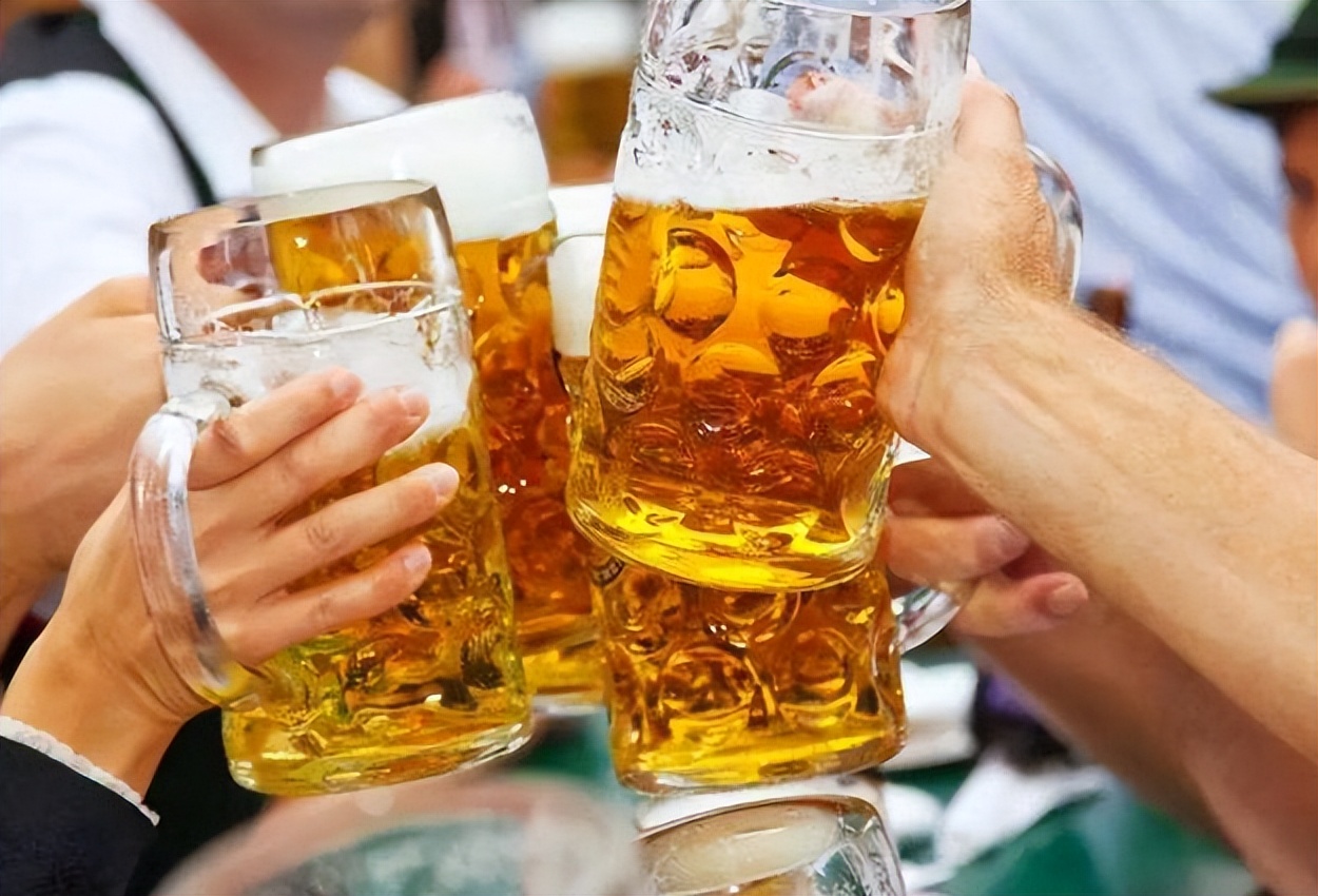 一瓶啤酒相当于多少白酒涨知识了,两瓶啤酒酒精含量等于几两白酒