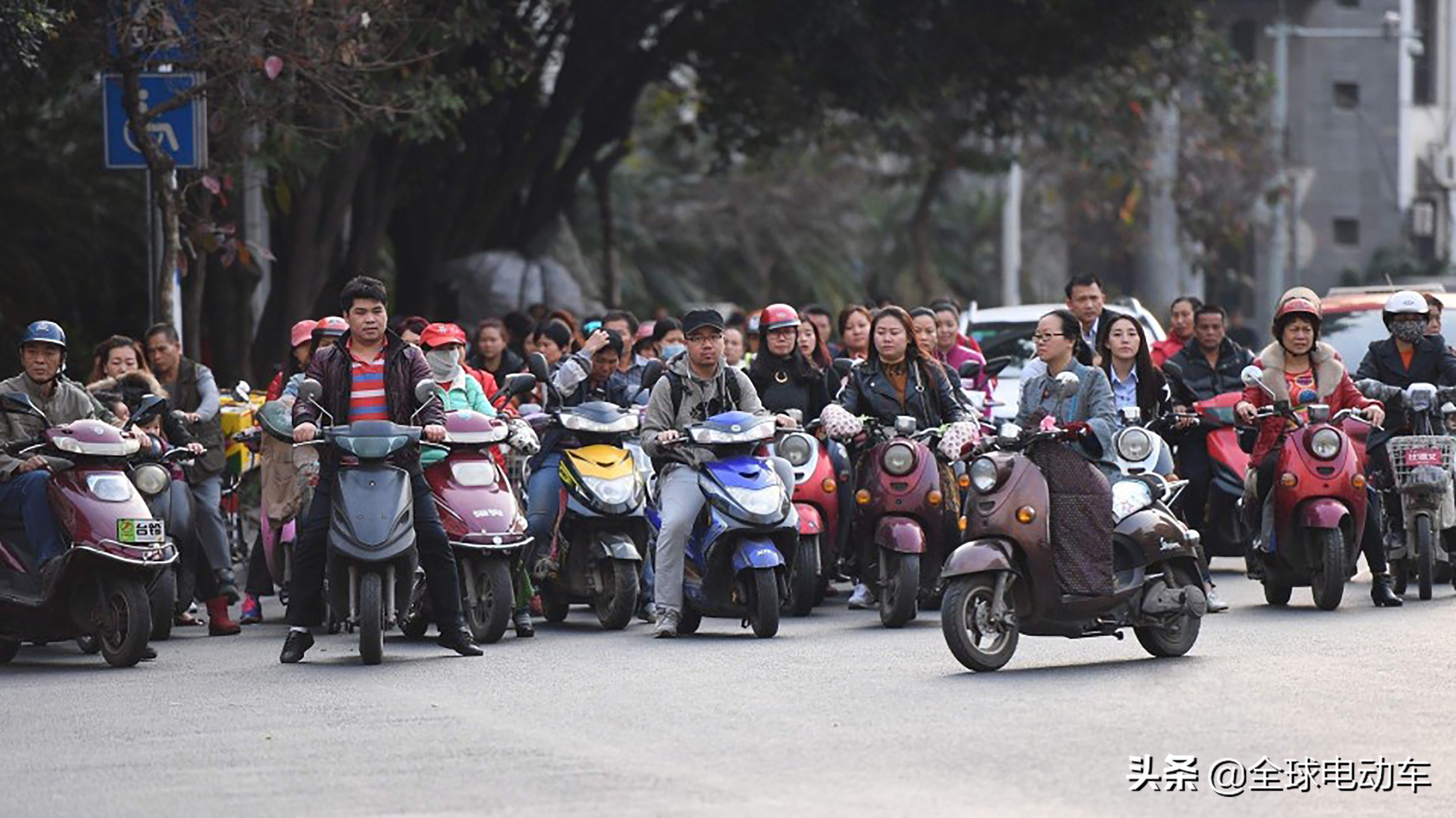 电动车电瓶怎么判断原装还是翻新,怎样辨别电动车电瓶原装还是翻新
