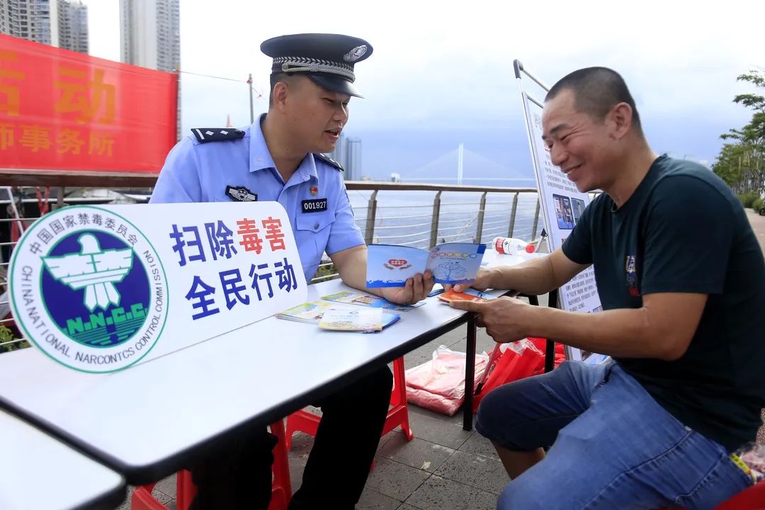 普法进渔村送法上渔船海口海岸警察“普法号”执法艇启航开展法治宣传工作