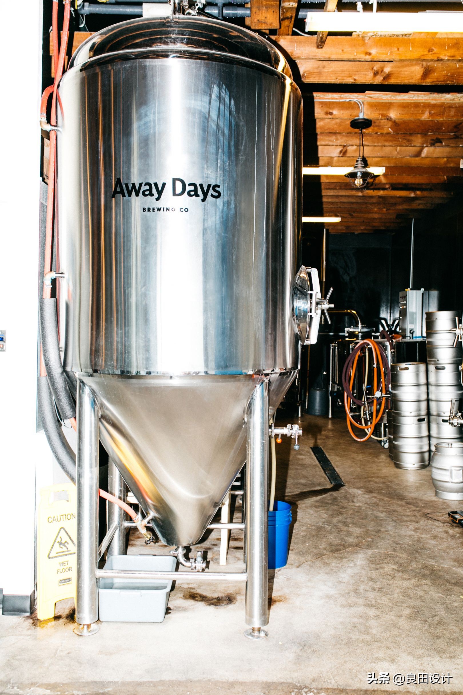 以足球为主题的AwayDays啤酒包装设计