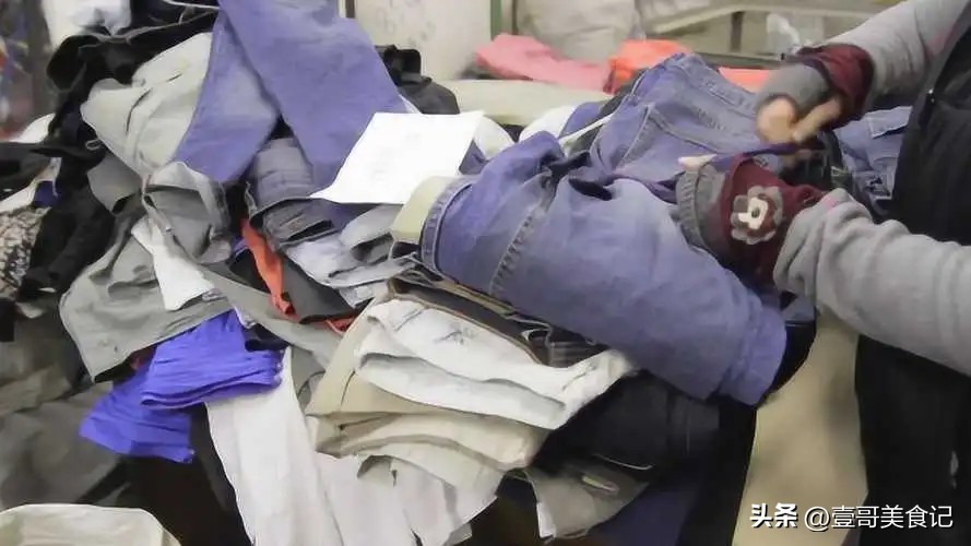 早市上10元一件的衣服哪来的,几十块的路边摊衣服也能穿