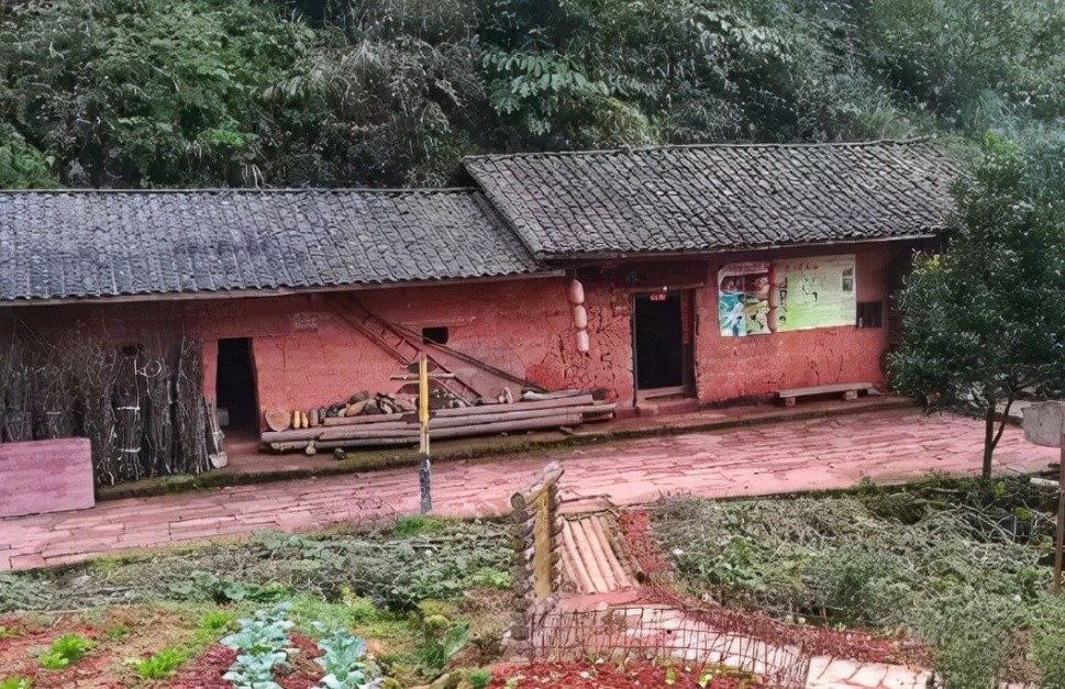 漂亮寡妇偷吃“*果禁**”，携19岁小伙隐居深山50年，创造了人间奇迹