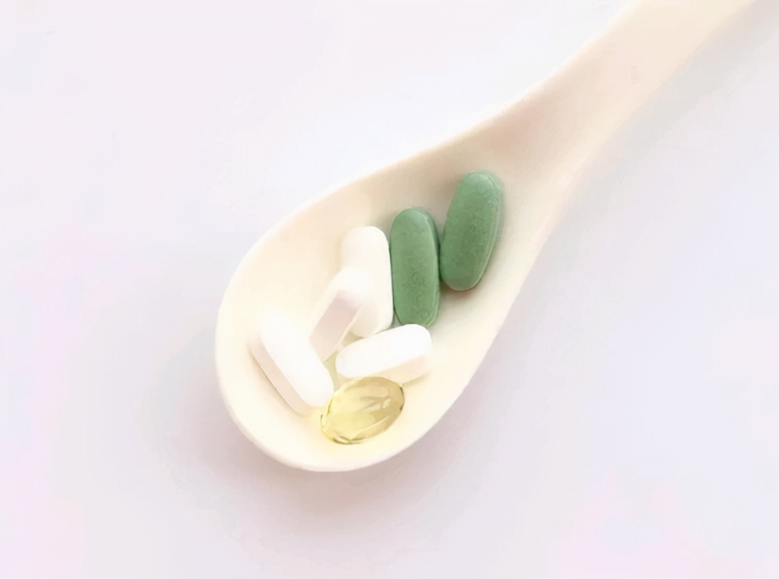 肝硬化身上长小红点痒是什么征兆,肝硬化脚面出了好多小红点有点肿