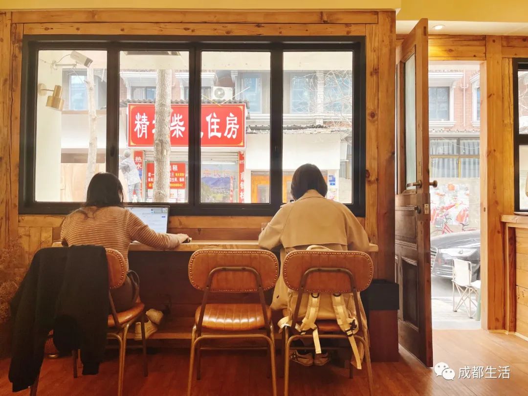 12条时髦老街，长满晒太阳的成都人