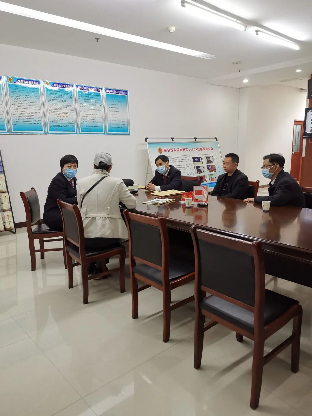 法治走进校园,走进法治天地漫画