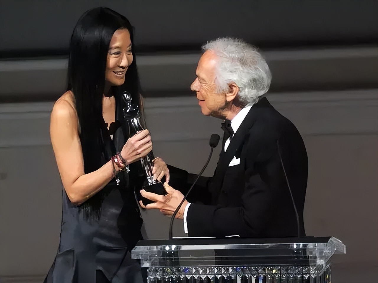 “时尚魔女”王薇薇：63岁离婚，与27岁小鲜肉热恋，她活成了女王