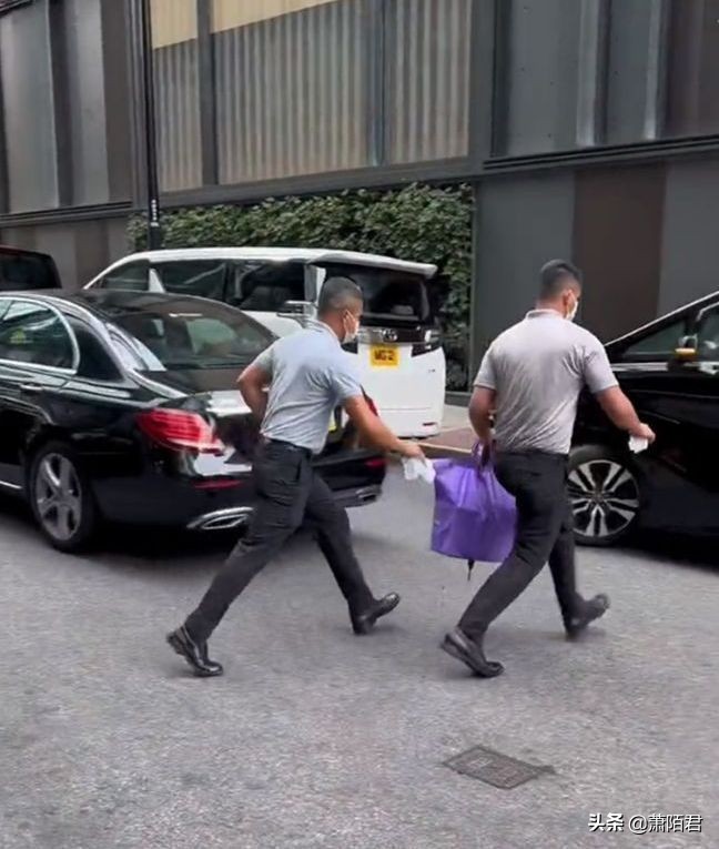 铜锣湾偶遇香港大佬刘銮雄,刘銮雄出门带几个保镖