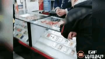 上海一男子在超市买了4包中华牌香烟，不料刚刚吸了一口，一股刺鼻的味道就扑面而来，显然买到了假烟······