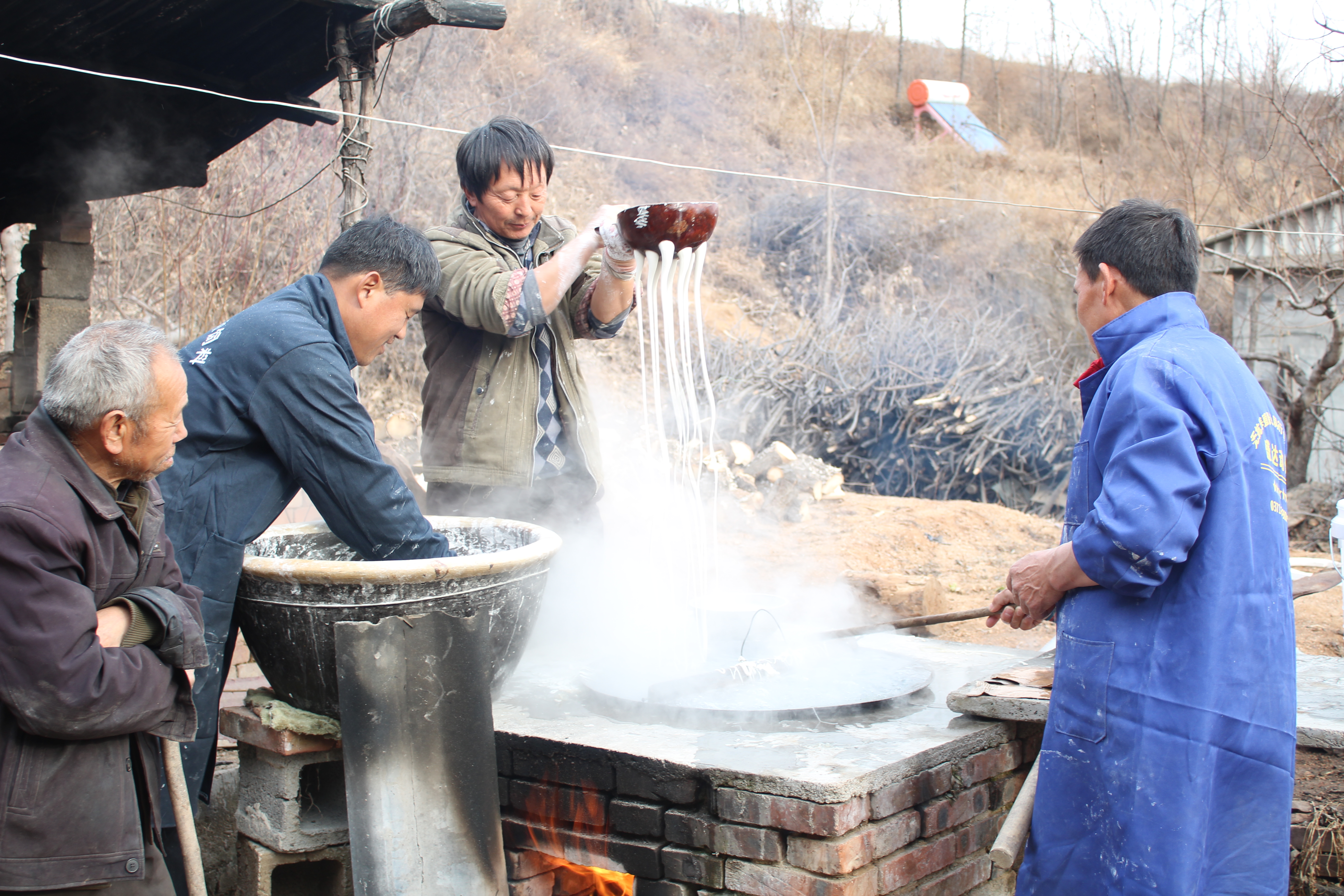 手工漏粉条的全过程,马沟传统手工油条