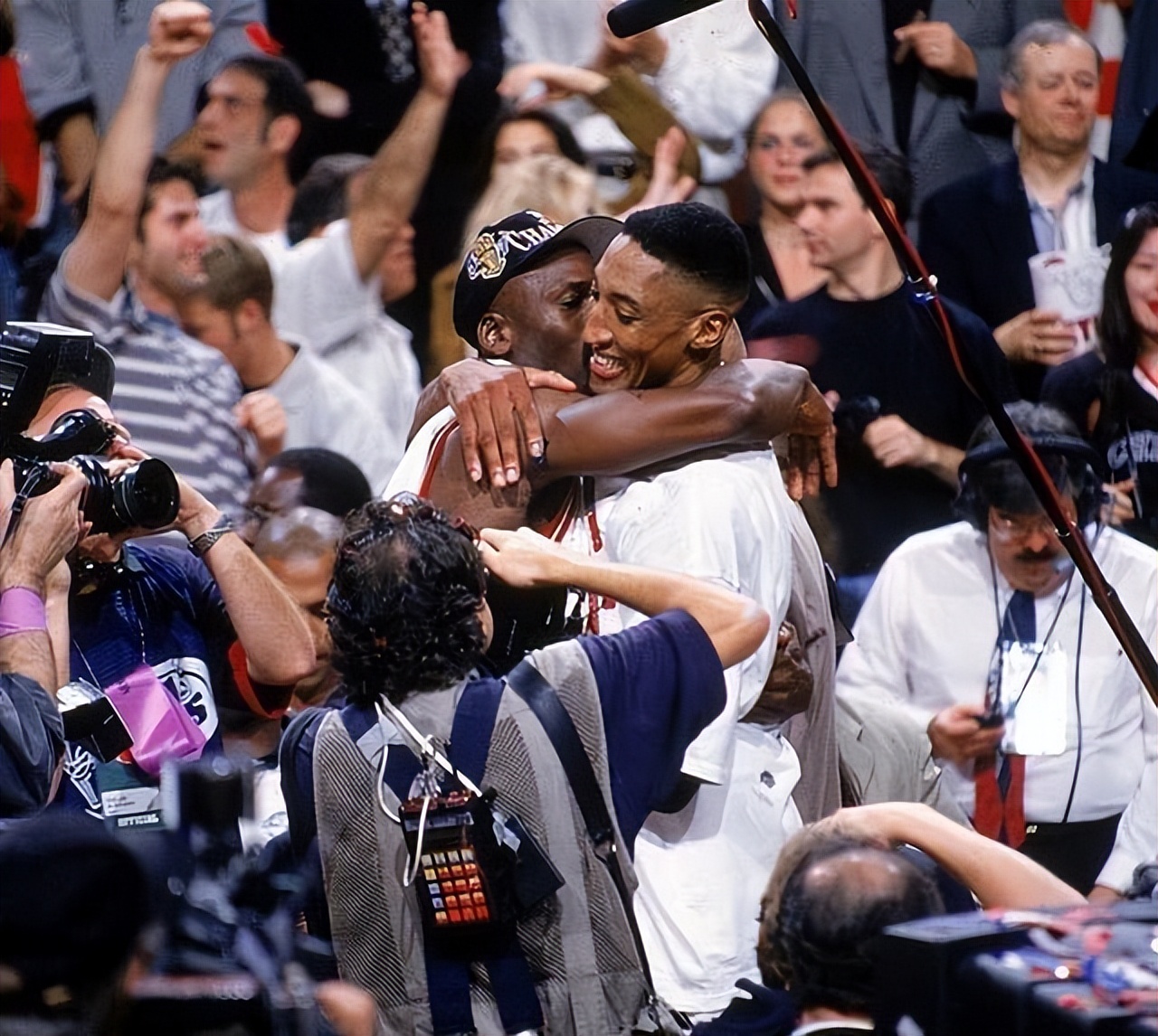 哪位球星夺冠最多现役仅库里上榜,库里杜兰特哪一次同时拿了月最佳