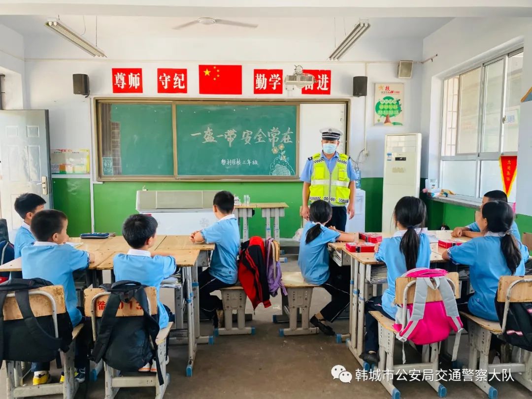 韩城公安交警宣传交通安全,交警大队开展送头盔交通安全宣传