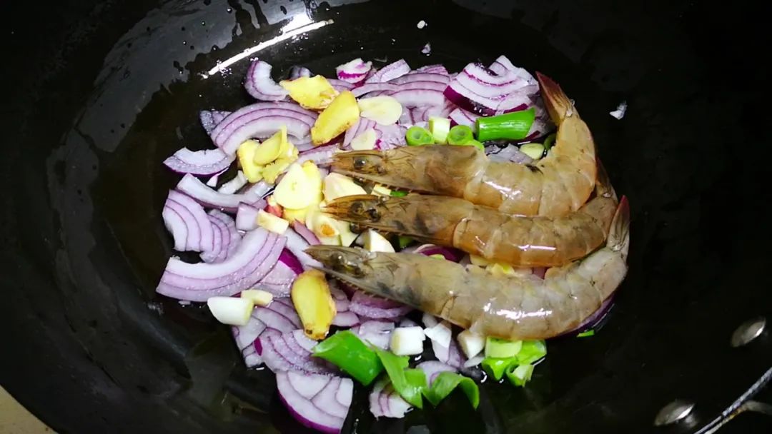 大虾这样做太好吃了虾肉鲜嫩入味,大虾别用水煮教你一个超简单做法