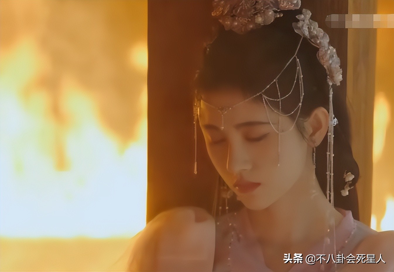 鞠婧祎8大离谱妆容：吐血不敢弄花半永久妆，守丧也要浓妆涂红唇