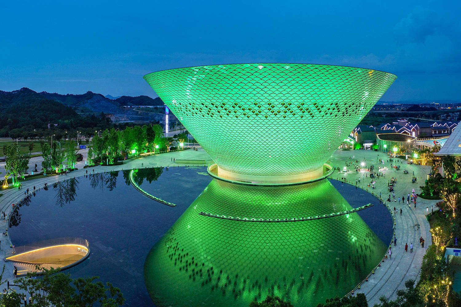 景德镇和鹰潭哪个面积大,江西最发达的城市景德镇