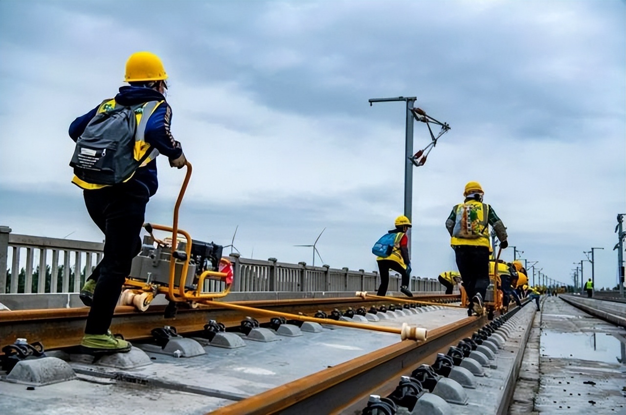 无缝钢轨防止热胀冷缩的原因,无缝钢轨如何解决热胀冷缩