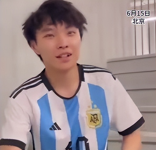 闯进场拥抱梅西球迷发声,球迷冲进球场拥抱梅西跑了多少米