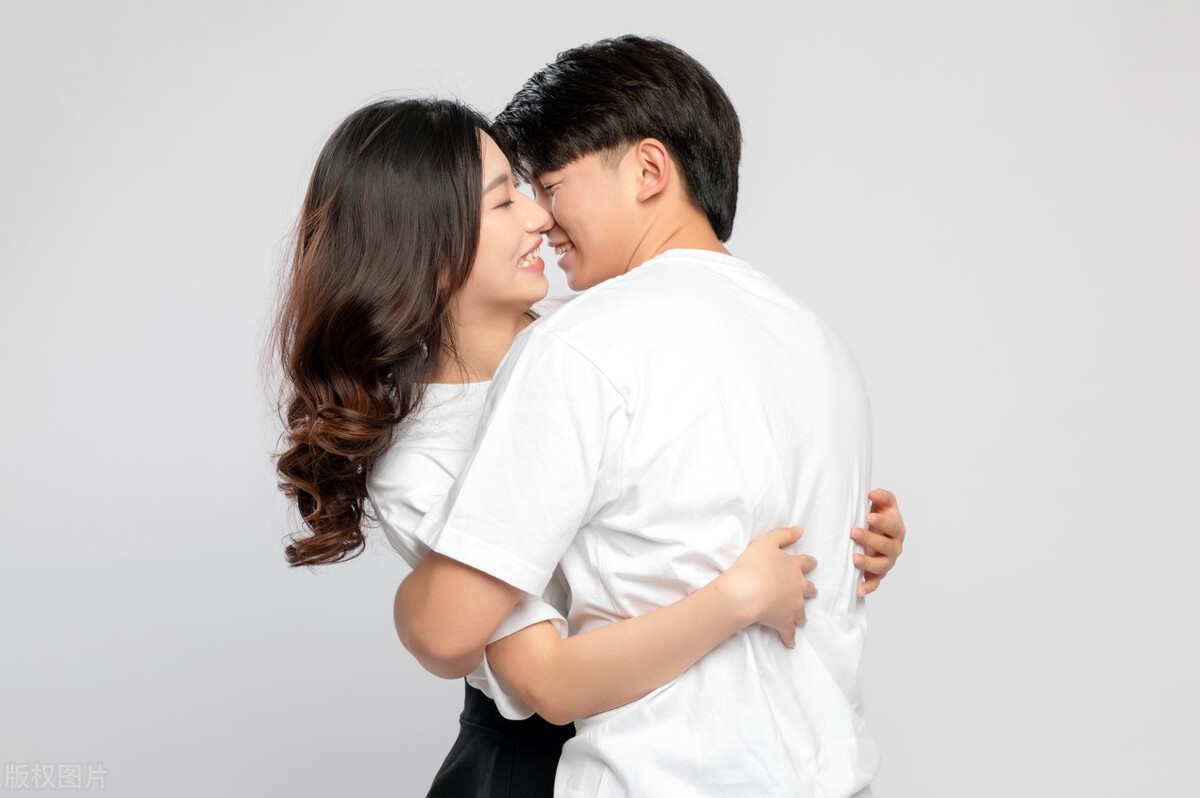 男生对你宠溺的动作,男人很宠溺你的表现女生要懂