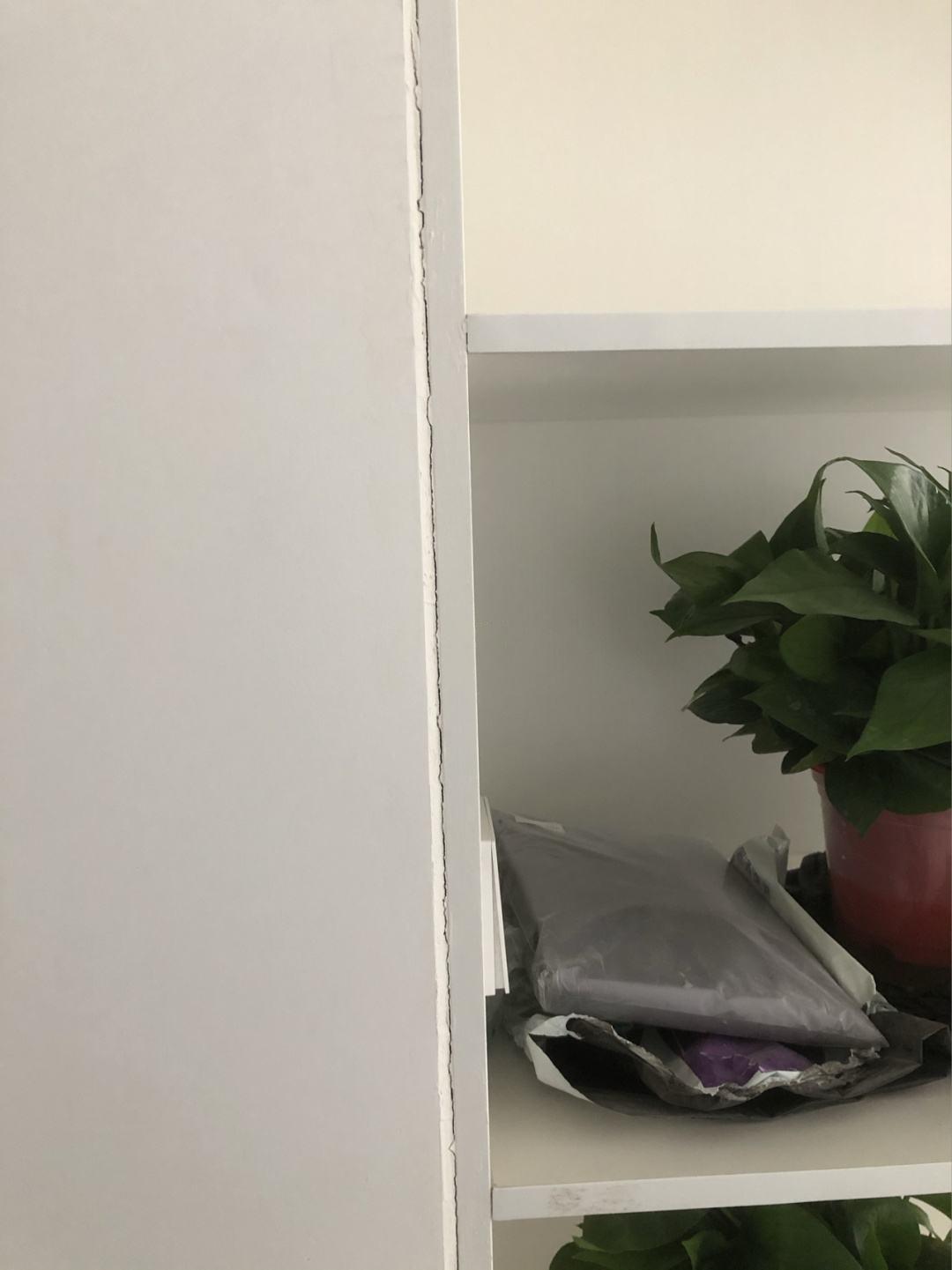 衣柜和墙面接缝处开裂怎么补救,墙面起皮起鼓开裂是什么原因引起