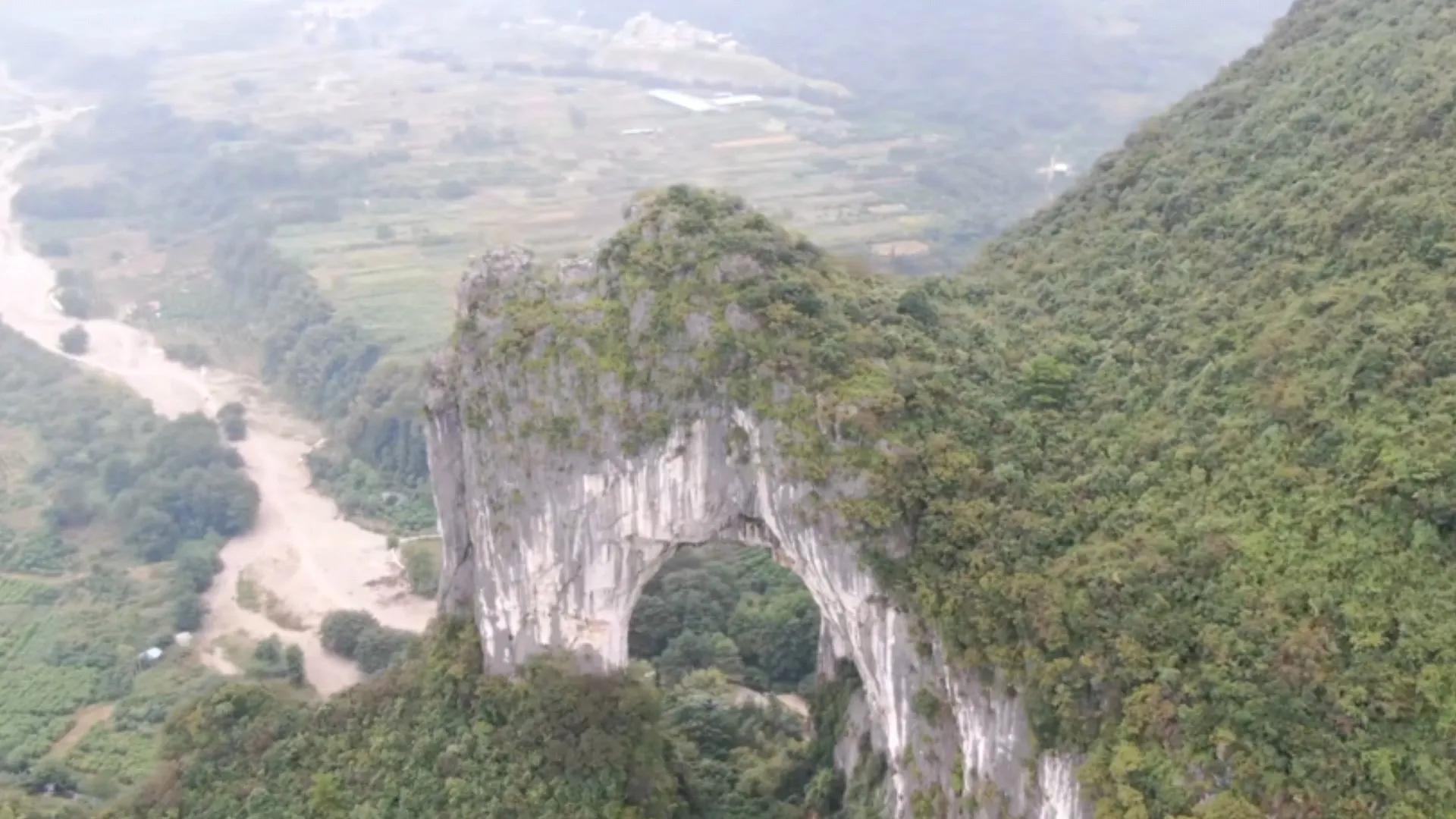 18岁女孩被卖到山村嫁给傻子,花季少女被卖大山嫁傻子