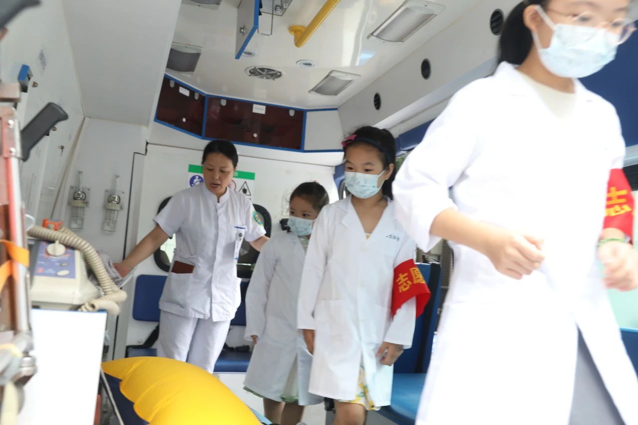 快来成都五冶医院看看“医二代”幸福的暑假小尾巴