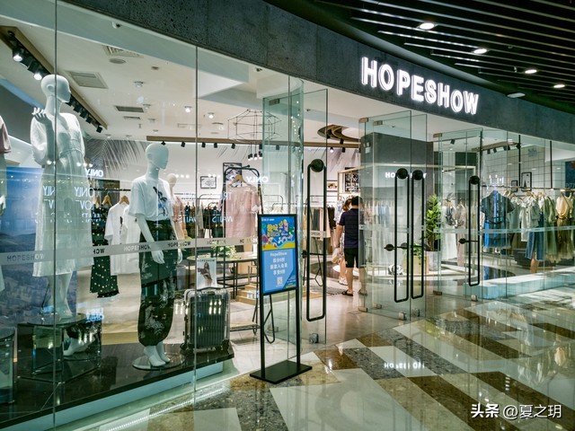 我在万象城看女装时，销售说我身上的裙子土