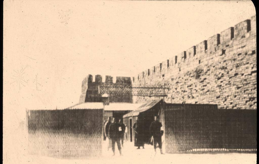 日军兽行：当着男人的面玷污了女儿，临走还残忍割下妻子乳房