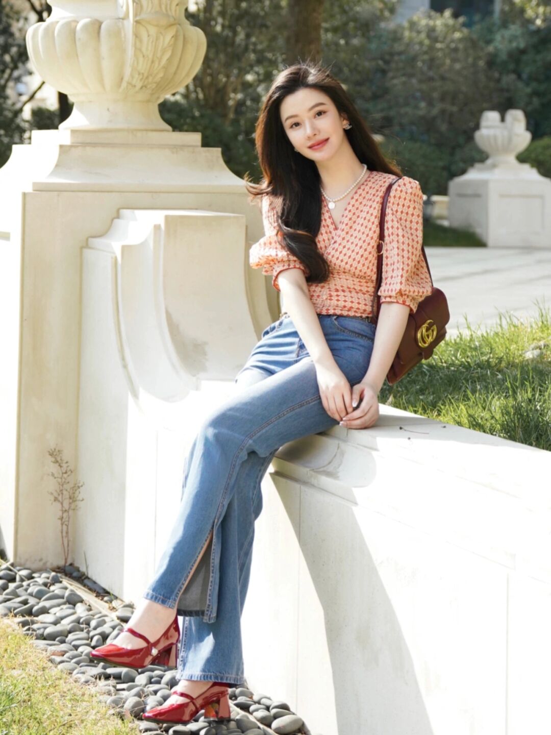 宽松牛仔裤搭配什么上衣春天,春天穿牛仔裤搭配什么衣服才好看