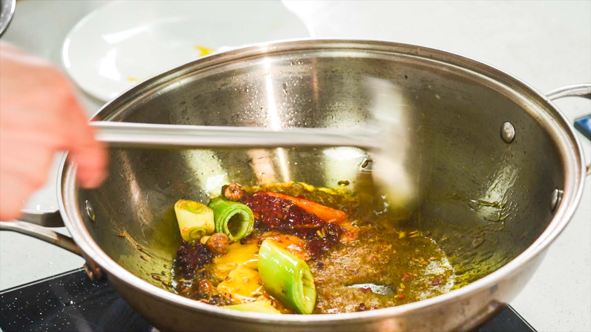 卤猪蹄怎么做才q弹劲道好吃,怎样卤猪蹄又香又软糯