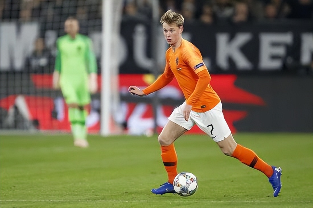 荷兰中场儿萨梦梦断巴萨，德容情定老特拉福德，祝队草前程似锦