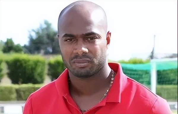 布里斯小传丨年少父亲踢球养家，法甲射手定居成都