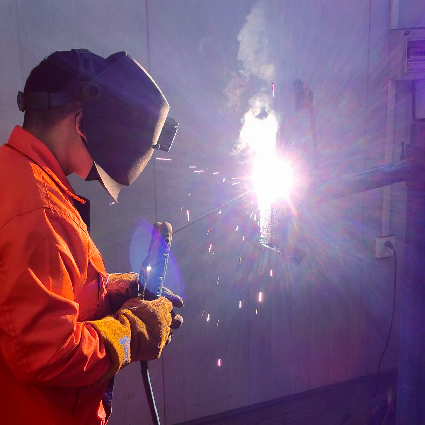 电工工资高还是焊工工资高,铆工和焊工哪个工资高