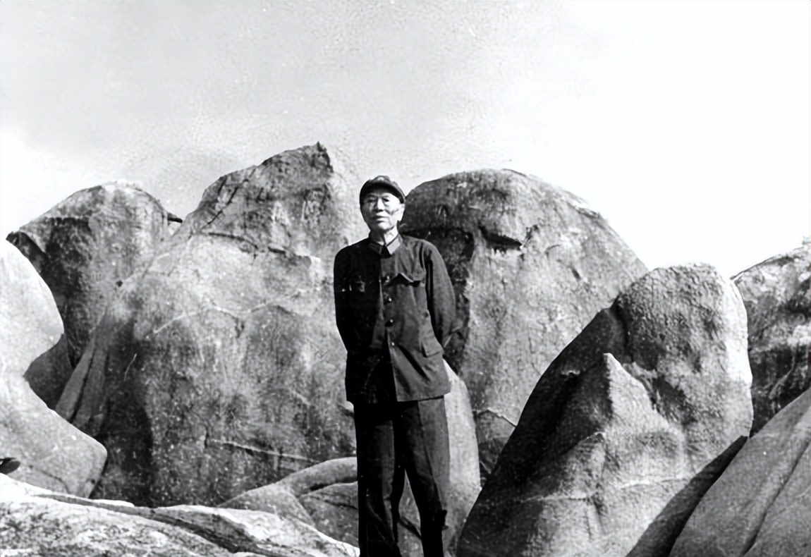 邓华缴获5箱白金龙香烟，仅分毛*东泽**1支，主席笑言：真是财不露白