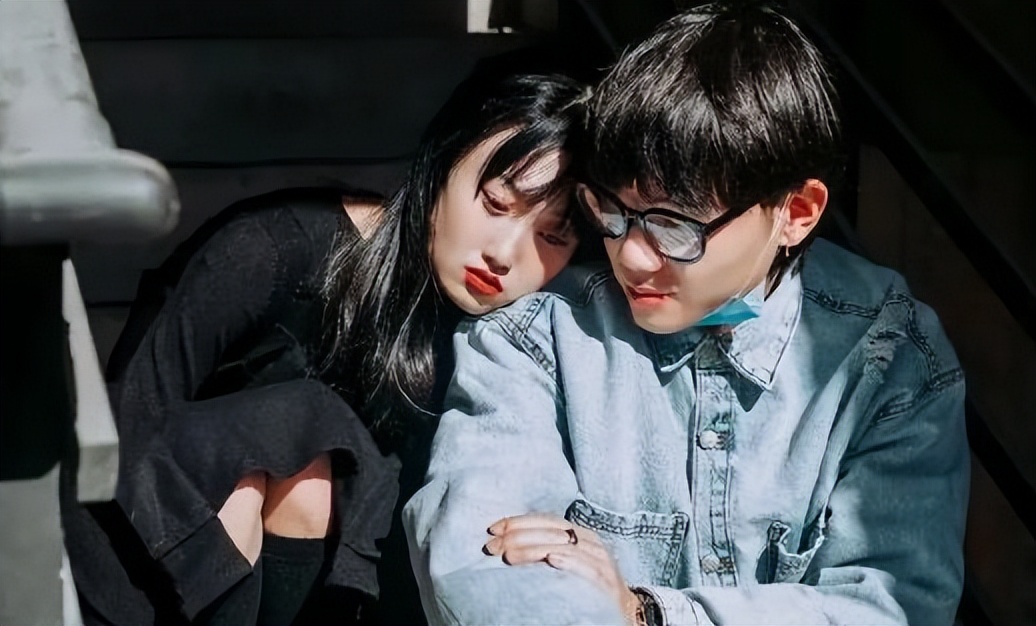 同时相亲两个女孩,相亲同时聊两个女生正常吗