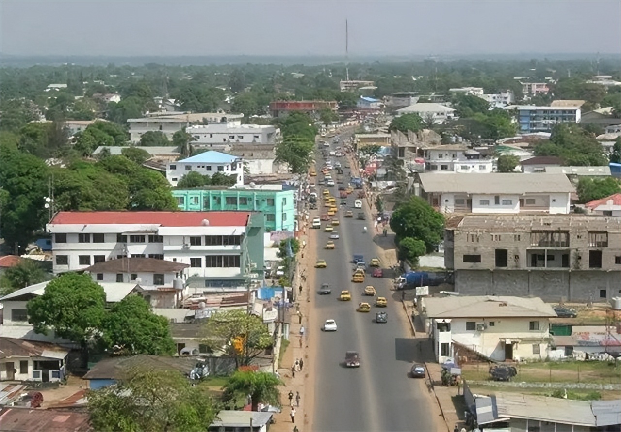 没见过这么穷的国家，买双拖鞋还要分期，一下雨半个国家都瘫痪