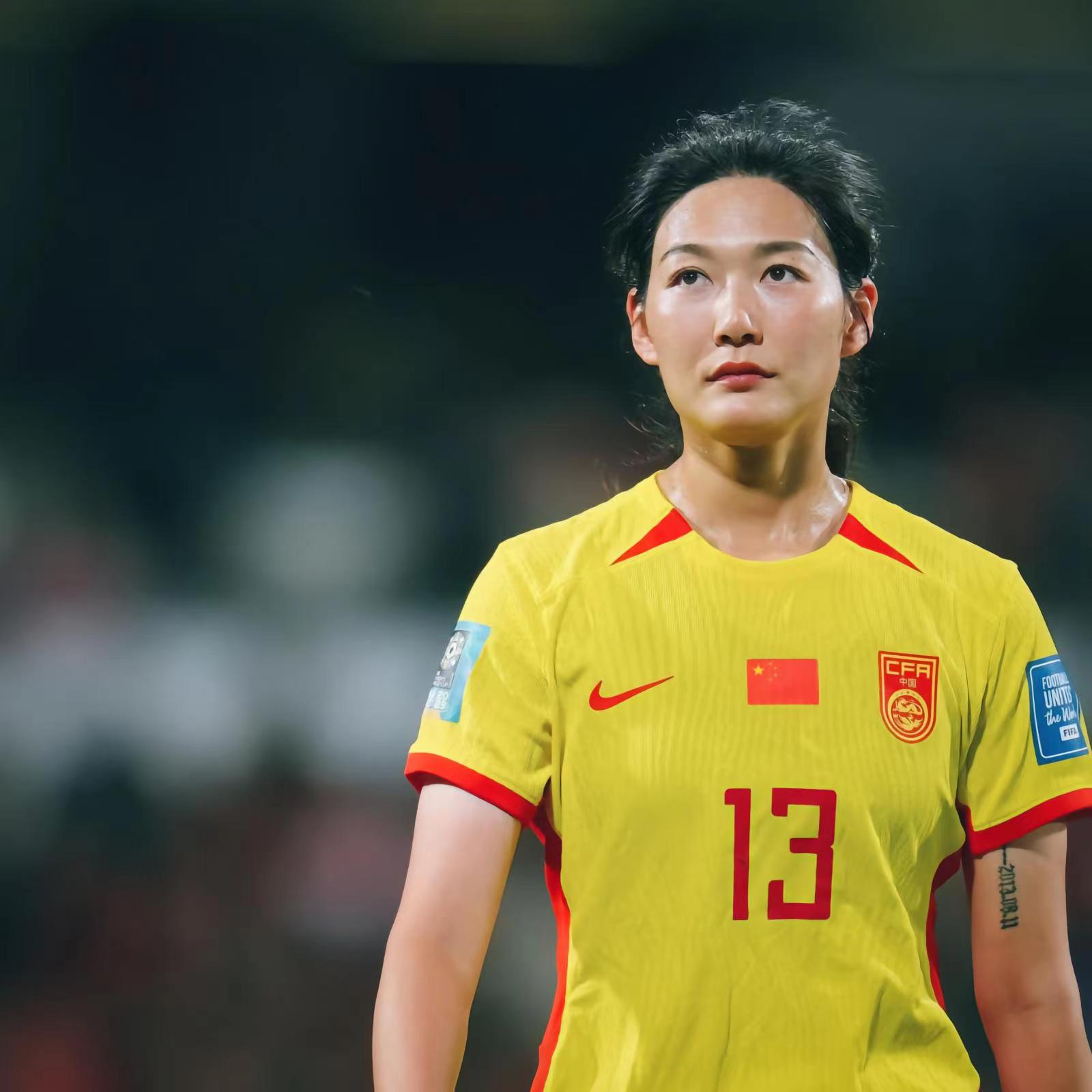 太美了！女足女神杨莉娜穿晚礼服亮相：杨莉娜被称为女足江疏影