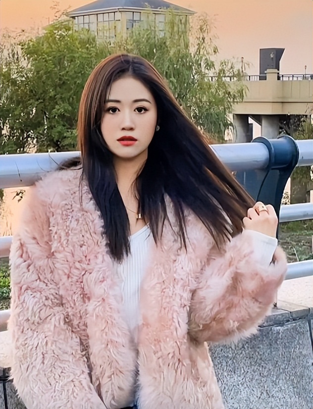 陈萌婚后挥霍无度,购买一整套宝格丽首饰,单条项链价值两万多