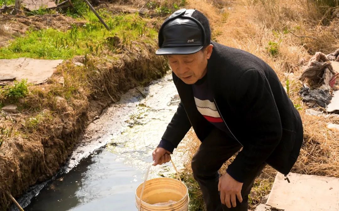 女童照顾卧床老母,三岁女童独自照顾瘫痪妈妈现状