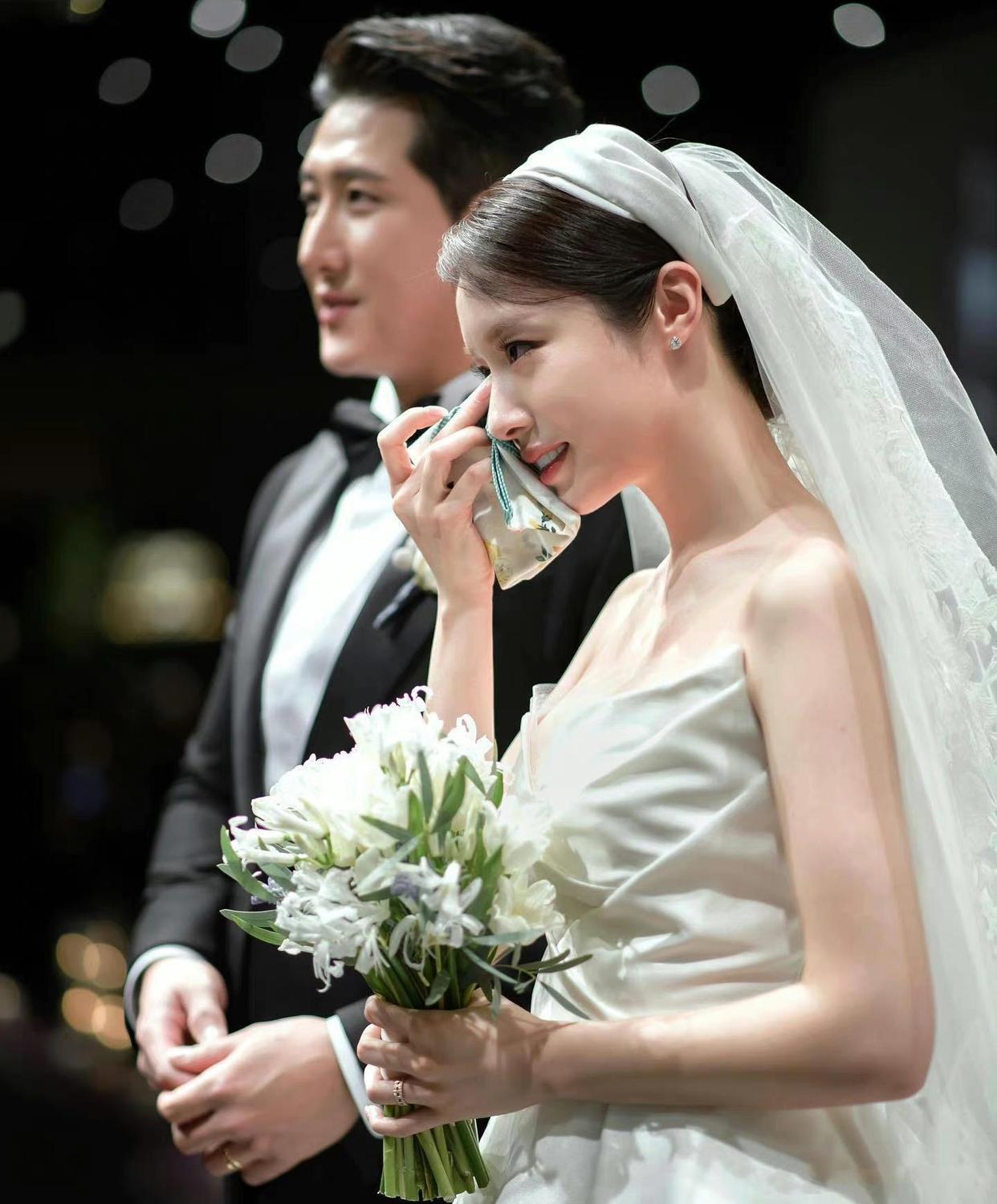 朴智妍出街 (朴智妍婚纱分析)