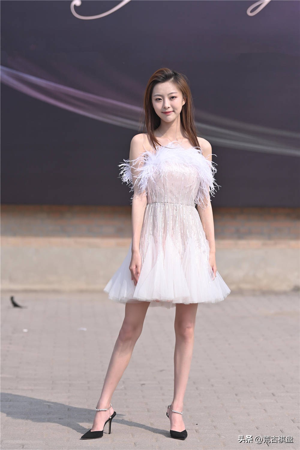 气质高跟鞋搭配简约又不失魅力 (秋冬季节粗跟高跟鞋最简单的搭配)