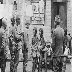 日军抽打伪军,日寇残忍的暴行