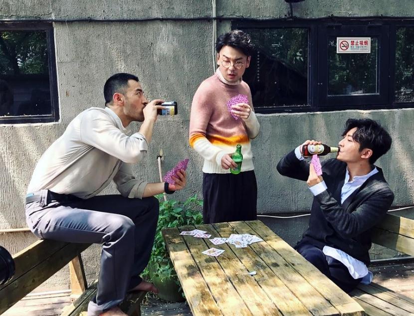 熬了13年才走红,和佟丽娅“勾肩搭背”,雷佳音的过往太有趣