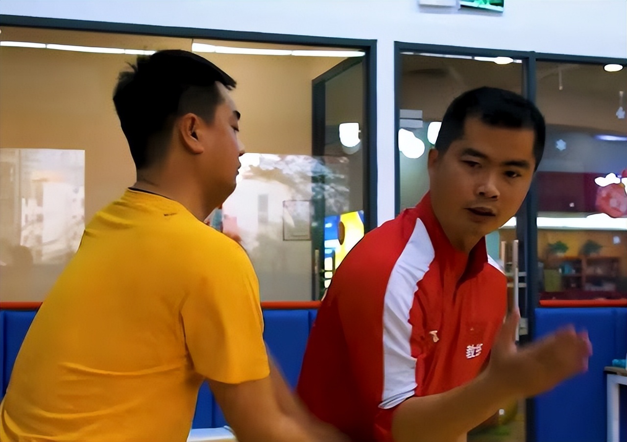 女子防身术对上歹徒,女子防身术掐脖子